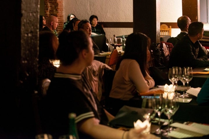 Turistas de diferentes nacionalidades llenan el salón cada noche.