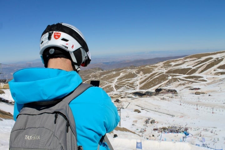 Un esquiador realiza una foto desde lo alto de una pista en Sierra Nevada.