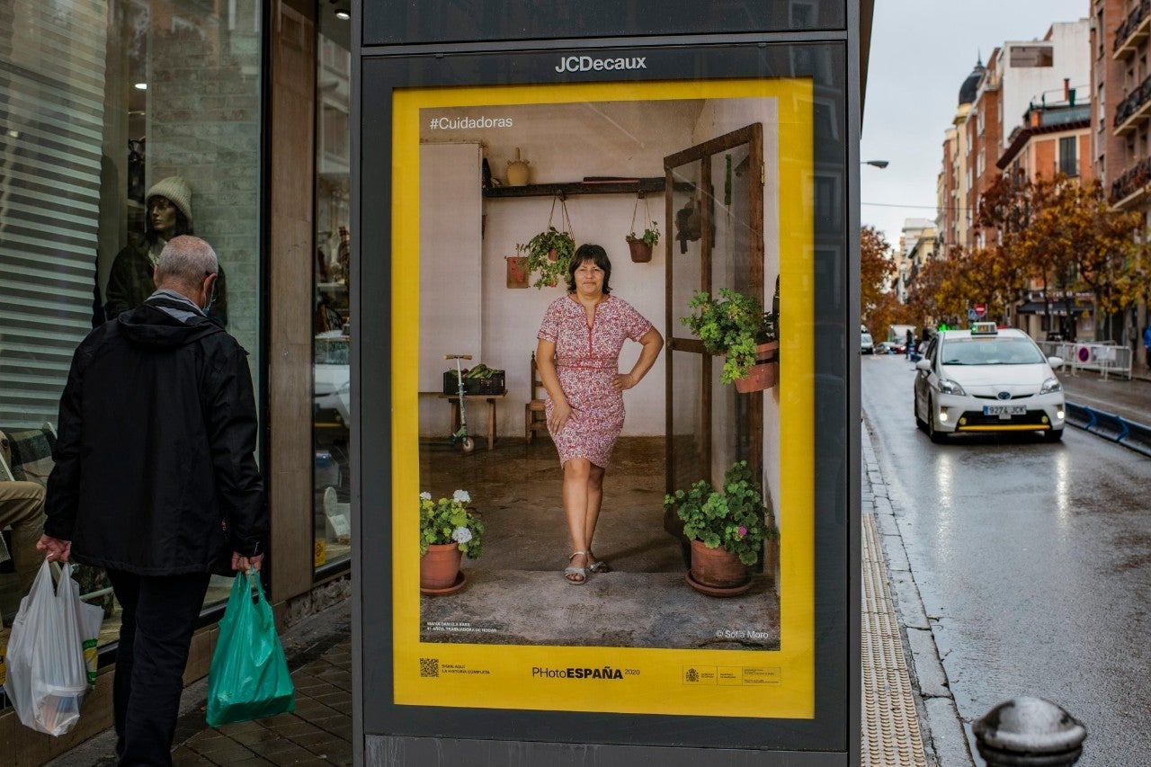 Dana María Daniela, ama de casa en Ruidera (Ciudad Real), en las marquesinas de la capital.