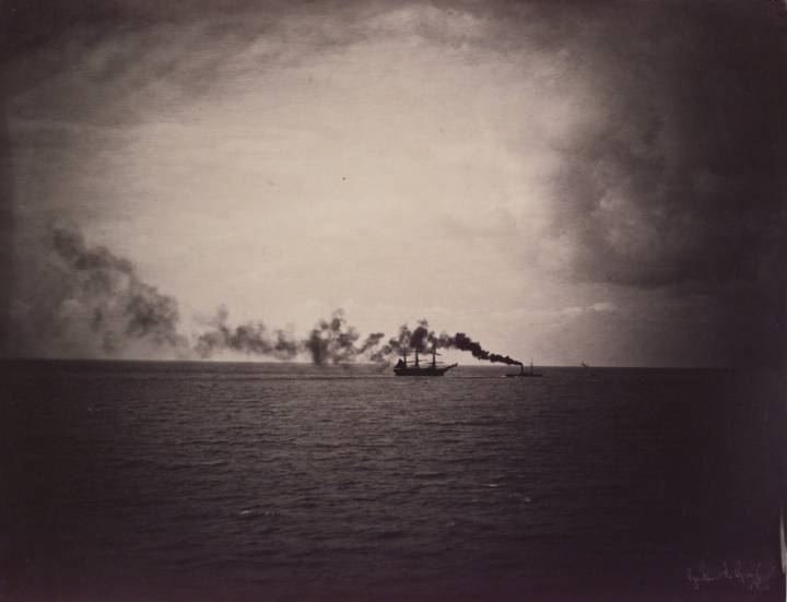 La muestra acoge obras como 'Marina con velero y remolcador dejando una estela de humo' (1956). Foto: Patrimonio Nacional