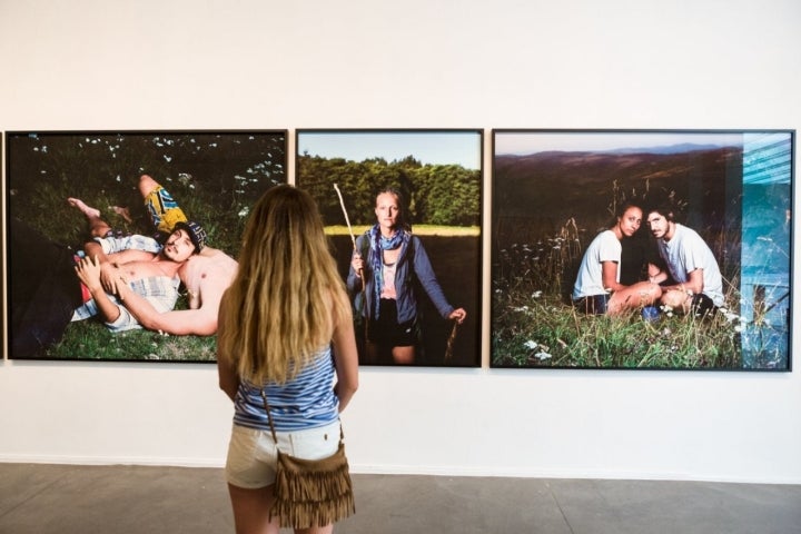 Exposición 'I Am Light' en CDAN (Huesca): visitante observa algunas de las fotografías