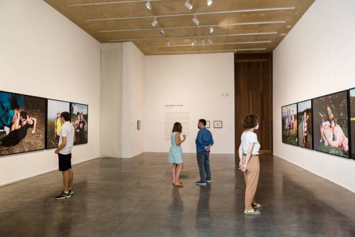 Exposición 'I Am Light' en CDAN (Huesca): visitantes en el interior del museo