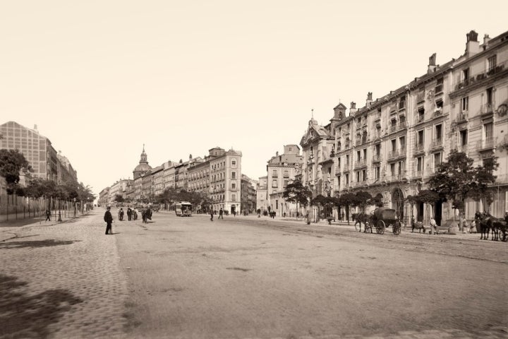 "Hermosa, hermosísima, es la calle de Alcalá. Sus deformidades la embellecen más. Sus jorobas son un nuevo encanto. No hay en el mundo calle más alegre. Todo en ella es alegre. La calle de Alcalá es un florido sumidero, donde los madrileños arrojan, paseo