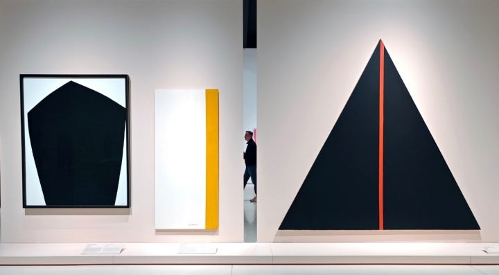 Exposición 'Chez Matisse. El legado de una nueva pintura'.  'Proa negra (26)', de Anna Bergman y 'Jericó', de Barnett Newman. Caixaforum. Nov25. Foto: © Marga Estebaranz