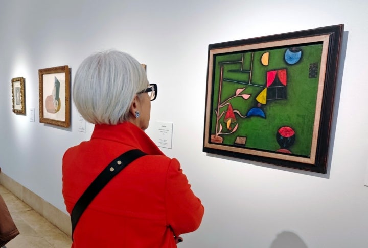 Picasso & Klee en la colección de Heinz Berggruen. Una visitante contempla 'Naturaleza muerta con planta y ventana', 1927, Paul Klee. Museo Thyssen-Bornemisza. Nov.25. Foto: © Alfredo Merino