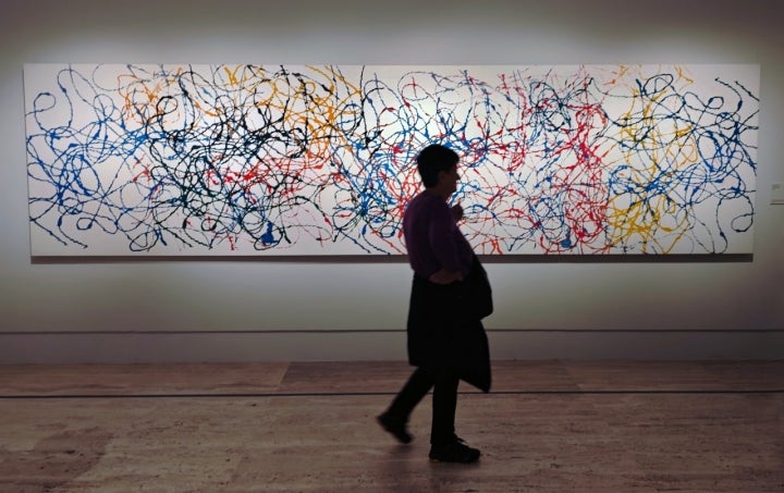 MARGA ESTEBARANZ Warhol & Pollock. Museo Thyssen-Bornemisza. Visitante ante el lienzo 'Hili', 1983. Andy Warhol. Foto: © Marga Estebaranz