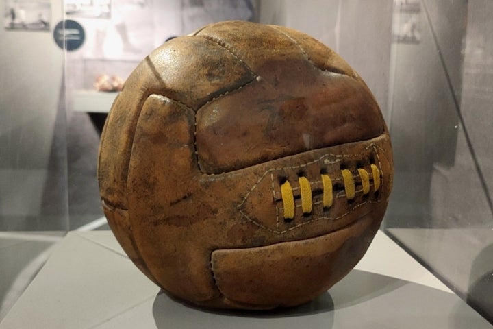 Balón fútbol antiguo