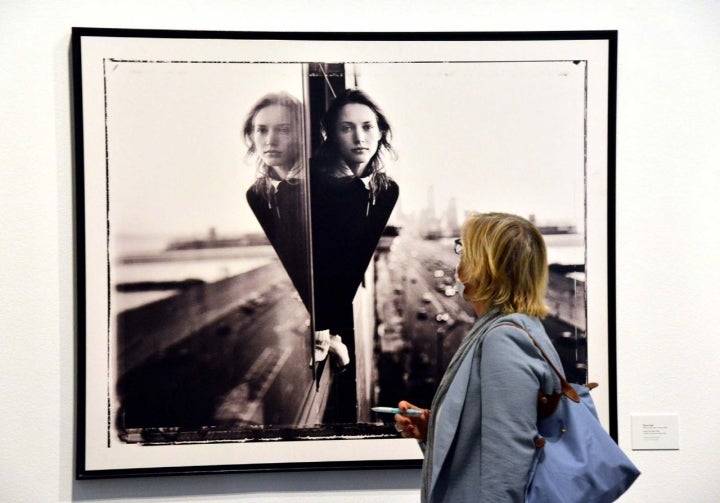 Un buen montón de las fotos que cuelgan en las salas de CentroCentro son imprescindibles de la fotografía.