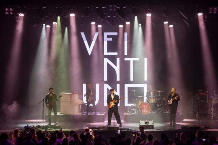 El grupo Veintiuno sobre el escenario.