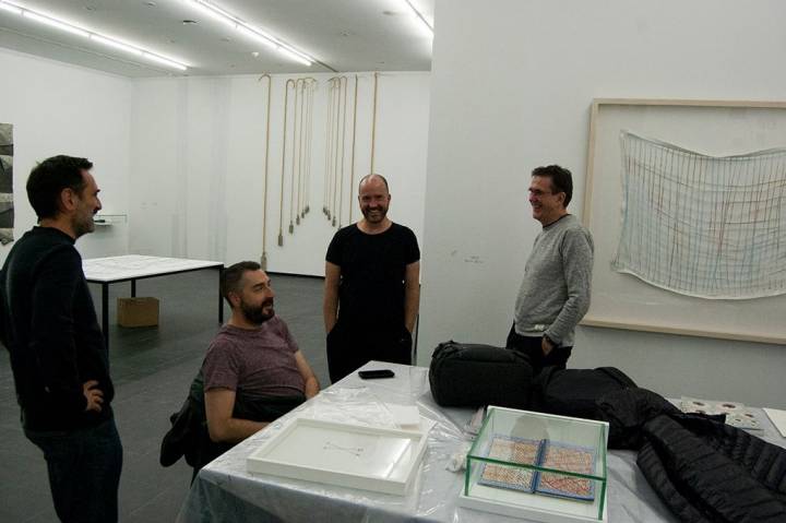 De izquierda a derecha, Jorge Macchi (artista), Agustín Pérez Rubio (curador de la expo y director artístico del MELBA), Manuel Segade (director del CA2M) y Edgardo Rudnizky (compositor y artista sonoro que participa en varias obras de Macchi).