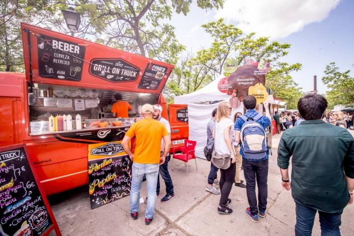 La oferta 'gastro' se amplía. Además de en los 'food trucks' comerás hamburguesas en el restaurante Costello. Foto: Javier Rosa.
