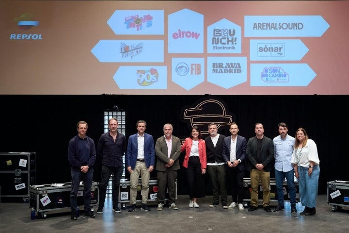 De izquierda a derecha: CEO de Advanced Music, Ventura Barba; CEO de Centris, François Jozic; director de Comunicación y Marca de Repsol, Marcos Fraga; presidente de elrow, Vicenç Martí; directora de CMO, Multienergía B2C e E-Commerce de Repsol Verónica Buelga; director general de Cliente de Repsol, Valero Marín; director general de The Music Republic, Toño Sánchez; CCO de Bring The Noise, David Méndez; director general de Sharemusic!, Felipe Menéndez; y la subdirectora de Publicidad, Planificación de Medios, Patrocinios y Eventos de Repsol, Natalia Villoria.