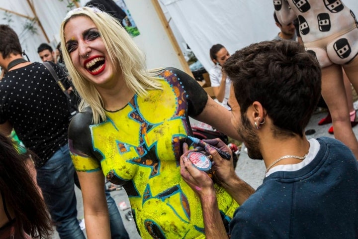 Una de las modelos del desfile de Isbel Messeguer, encargada de la intervención del Covent Carmen de este año, ultimando su "vestido".