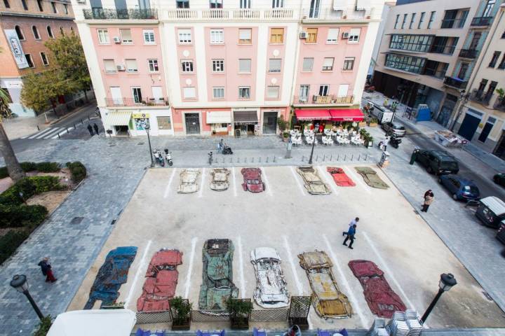 Una pintada en el suelo de un parking emulando, precisamente, un aparcamiento de coches.