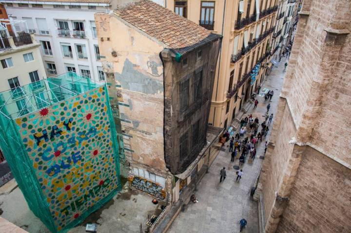 "Hay cosas que necesitan tiempo", reza un andamio adornado en una de las calles del centro de Valencia.