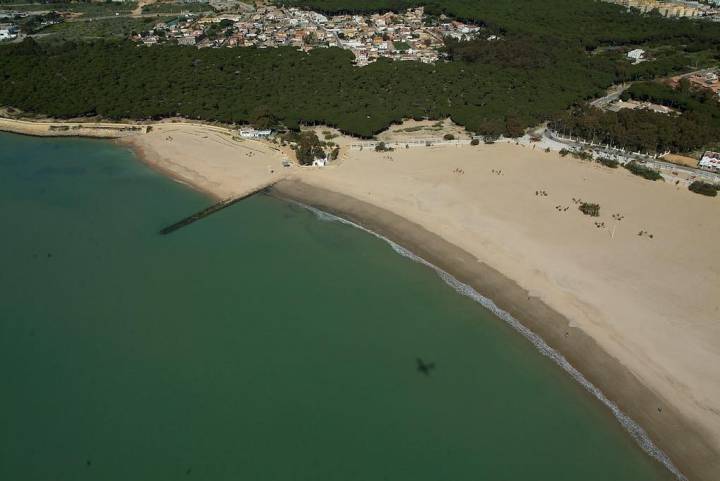 Vista aérea de la playa de La Puntilla. Foto: Patronato Provincial de Turismo.