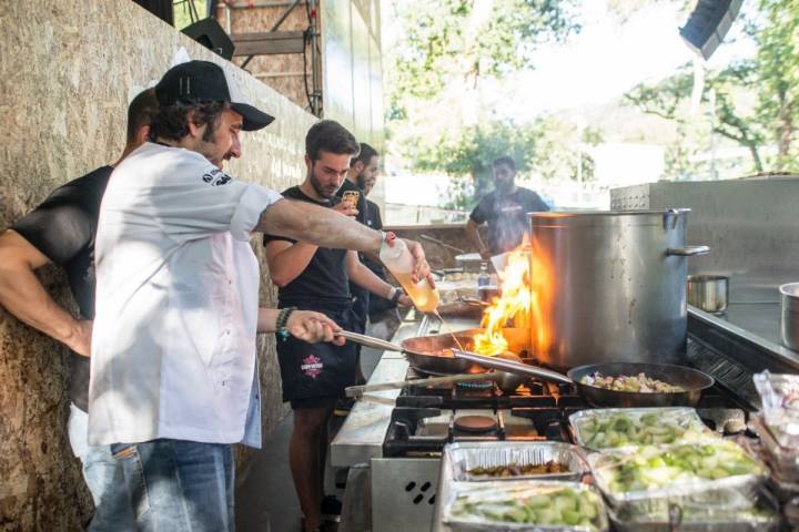 Diego Guerrero cocina junto a su equipo en la edición de 2017 del Festival PortAmérica en Caldas de Reis, Pontevedra. Foto: PortAmérica.