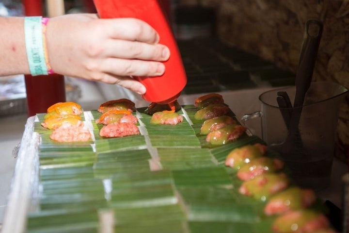 Tapa de ceviche de carabinero en roca de sal de Diego Guerrero, en  la edición de 2017 del festival PortAmérica, en Caldas de Reis, Pontevedra.