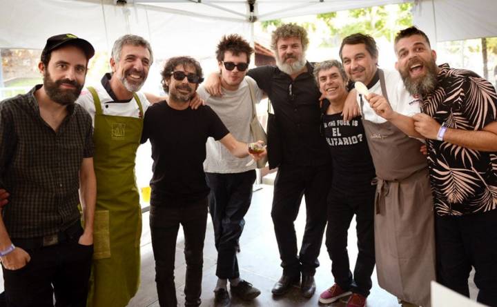 Una foto de músicos y cocineros en la edición de 2017 del Festival PortAmérica en Caldas de Reis, Pontevedra. Foto: PortAmérica.