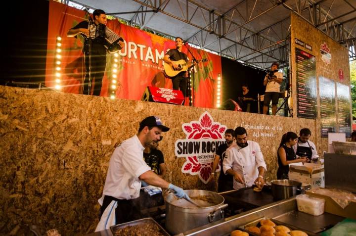 Los cocineros trabajan en directo bajo el escenario con una actuación también en directo en el festival PortAmérica, en Caldas del Rei, Pontevedra.