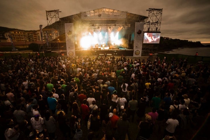 Vista del escenario del Mundaka festival, junto al mar, en Mundaka, Bizcaya.