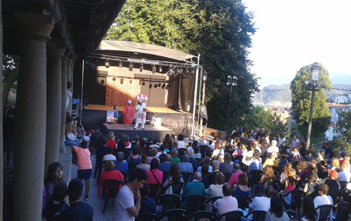 Las calles de Colunga se llenan de teatro durante el XVIII Festival de Artes Escénicas. Foto: Ayuntamiento de Colunga.