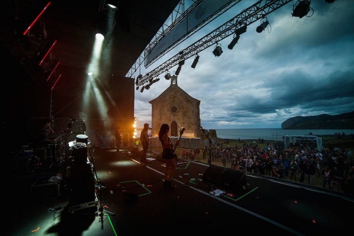 Un escenario a pie de mar. Foto: Mundaka Festival.