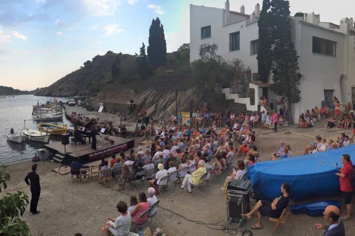 El festival en el municipio cuenta con escenarios incomparables. Foto: Facebook Festival de Cadaqués.