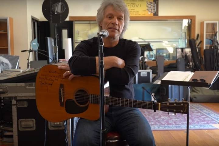 Jon Bon Jovi está componiendo una canción junto a sus fans. Foto: Youtube.