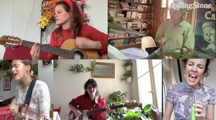 Las españolas Hinds en la serie In My Room de la 'Rolling Stone'