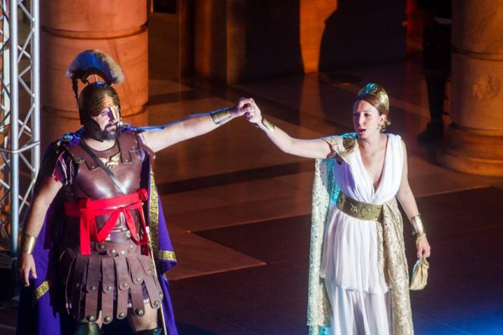 Carthagineses y romanos: Husai de León (general Publio Cornelio Escipión) y Pilar García (Emilia Paula)