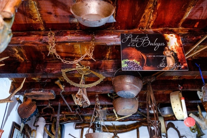 El techo de la bodega de Felicita, decorada con herramientas antiguas.