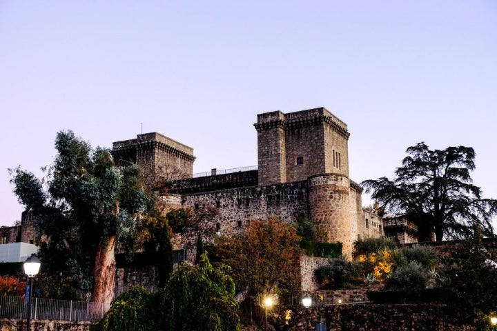 En el pueblo se alojó en un castillo, actual Parador Nacional, el emperador Carlos V.