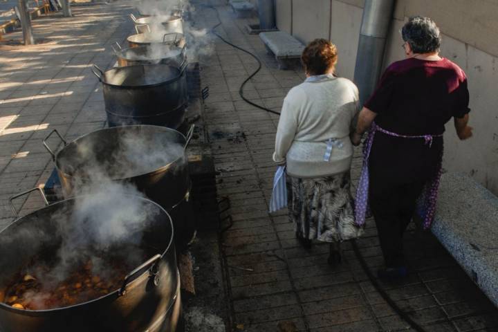 Las cocineras del guiso del Santo Voto pasean junto a las ollas