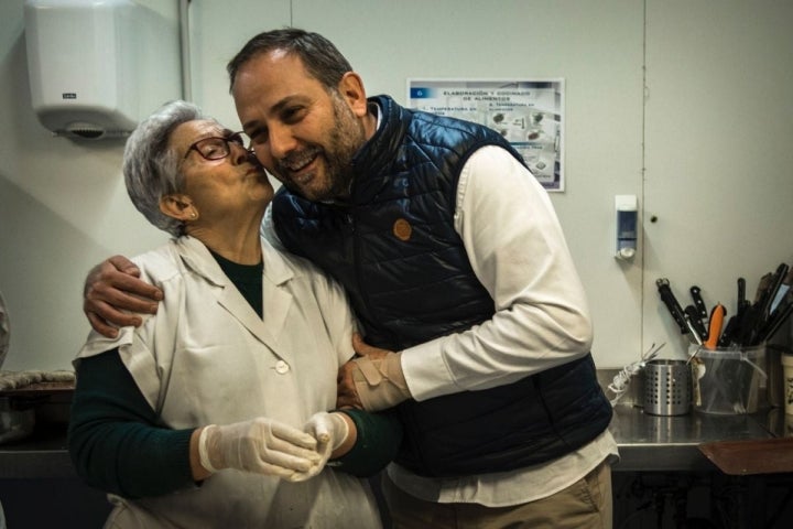 El chef José Ángel Maya, junto a parte de su equipo, en su negocio en Puertollano (Ciudad Real).