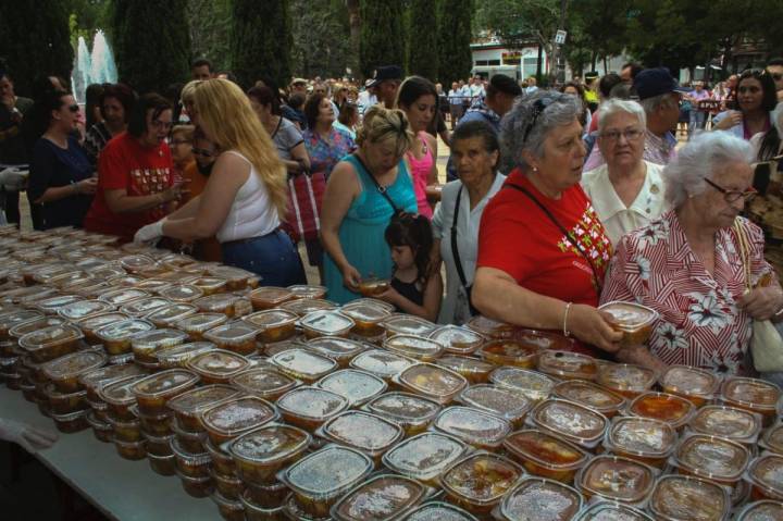 Los puertollaneros recogen las raciones de cocido de vaca del día del Santo Voto, Ciudad Real.