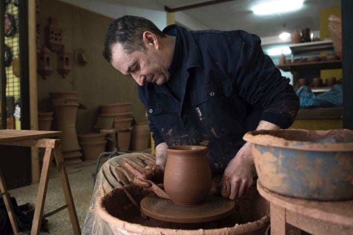 Virgilio Vizcaíno, el alfarero de la festividad del Santo Voto, en Puertollano, Ciudad Real.