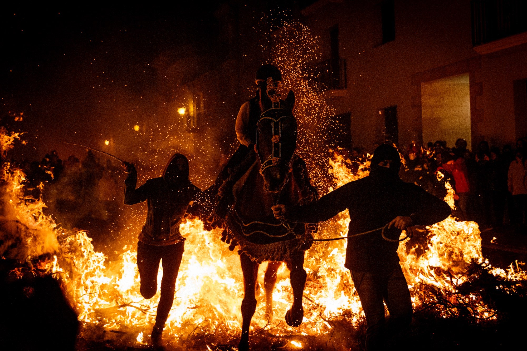 Fuego, llamas y caballos en la fiesta más adrenalínica del invierno  