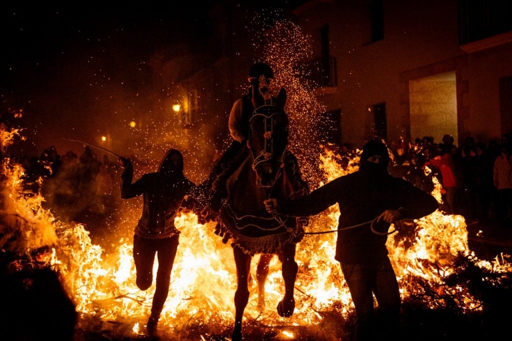 Fuego, llamas y caballos en la fiesta más adrenalínica del invierno  