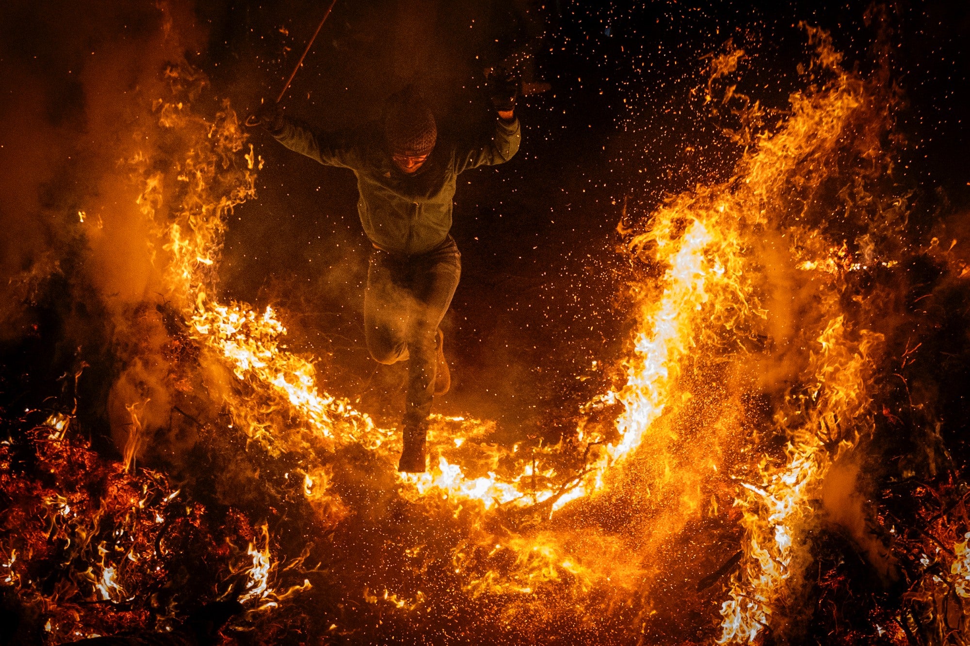 El pueblo se tiñe de rojo, y humo y fuego rompen la fría noche.