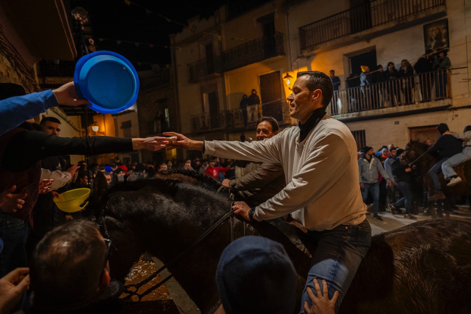 El reto de la Tropell: conseguir cuantos más pasteles de coca les sea posible.