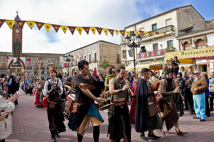 El grupo Veritas Nostra recorre el pueblo tocando. Foto: Casa de la Cultura de Oropesa.