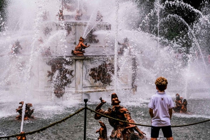 Un niño contempla la fuente de Ranas justo antes de estallar a su máxima potencia.