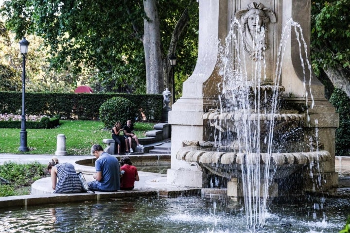 Las altas temperaturas y el ritmo de vida hacen de las fuentes de Madrid lugares muy codiciados.