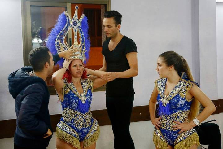 Sergio, drag 'La Tullida', ensaya con sus bailarinas y prueba los vestidos.