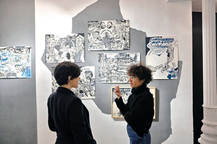 De la colaboración y la convivencia con sus artistas nacen las exposiciones de esta galería.