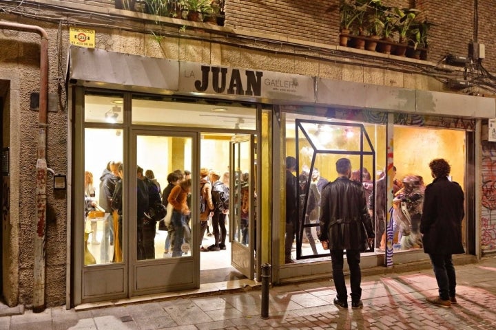 El escaparate de 'La Juan' siempre motiva al que pasa por aquí.