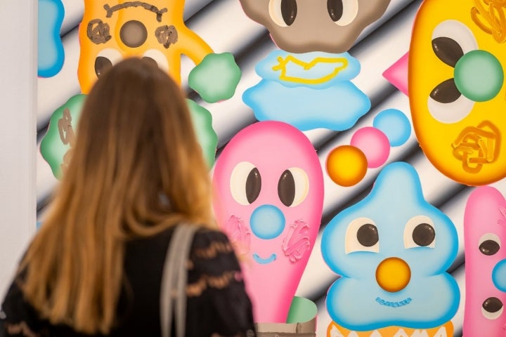 Una visitante contempla una obra de la galería Delimbo de Sevilla