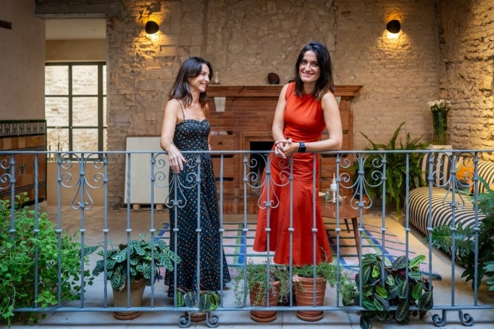 Sonsoles Martínez y Beatriz Ramírez, socias de la galería de arte Espacio Derivado de Sevilla.