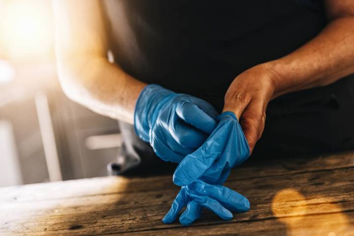 Todo indica que los guantes van a ser muy habituales en los locales de restauración y de ocio. Foto: Shutterstock.